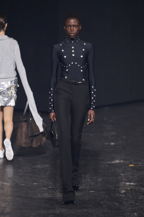 مجموعة Coperni لخريف 2024 ابتكارات جديدة في عالمي الموضة والتكنولوجيا 