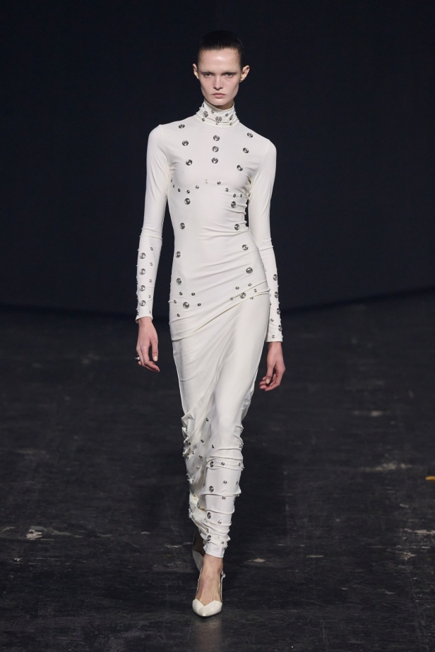 مجموعة Coperni لخريف 2024 ابتكارات جديدة في عالمي الموضة والتكنولوجيا 