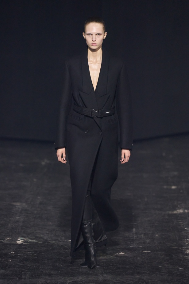 مجموعة Coperni لخريف 2024 ابتكارات جديدة في عالمي الموضة والتكنولوجيا 