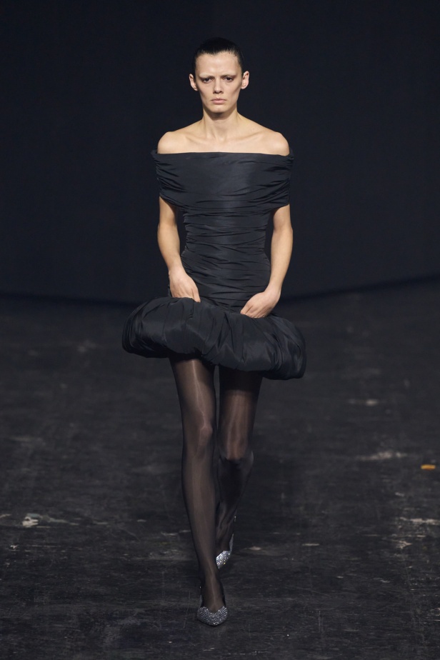 مجموعة Coperni لخريف 2024 ابتكارات جديدة في عالمي الموضة والتكنولوجيا 