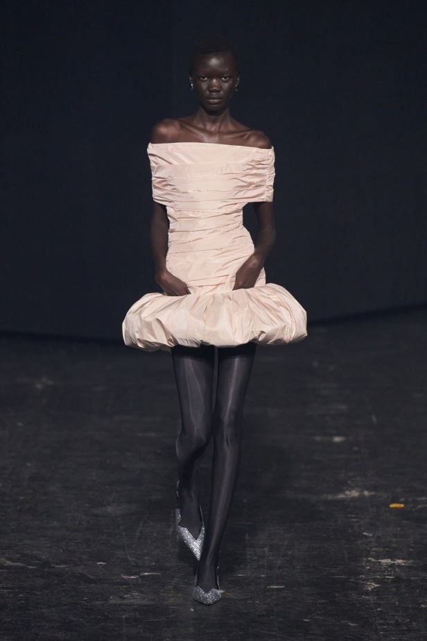 مجموعة Coperni لخريف 2024 ابتكارات جديدة في عالمي الموضة والتكنولوجيا 