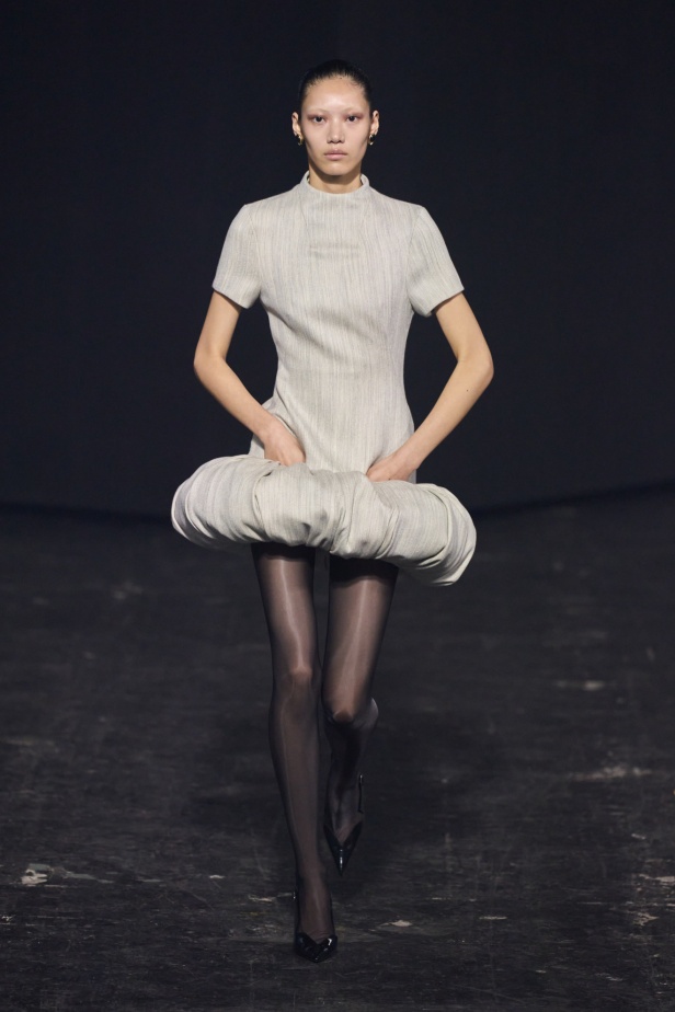 مجموعة Coperni لخريف 2024 ابتكارات جديدة في عالمي الموضة والتكنولوجيا 