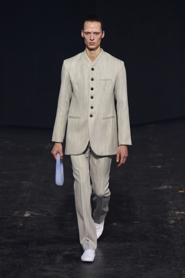 مجموعة Coperni لخريف 2024 ابتكارات جديدة في عالمي الموضة والتكنولوجيا 