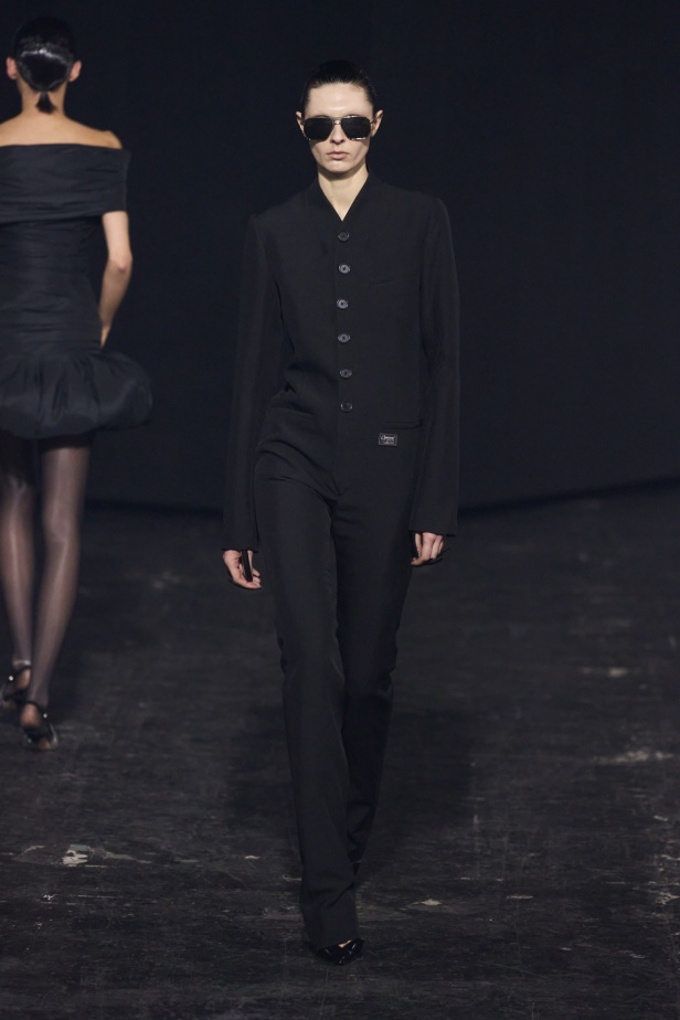 مجموعة Coperni لخريف 2024 ابتكارات جديدة في عالمي الموضة والتكنولوجيا 