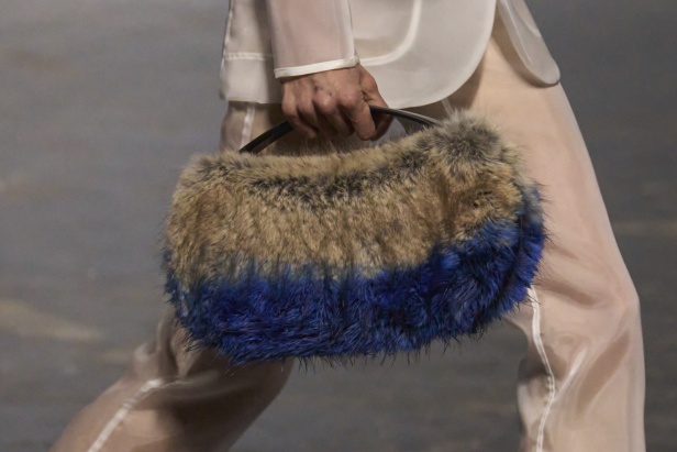 مجموعة Coperni لخريف 2024 ابتكارات جديدة في عالمي الموضة والتكنولوجيا 