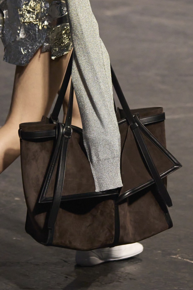 مجموعة Coperni لخريف 2024 ابتكارات جديدة في عالمي الموضة والتكنولوجيا 