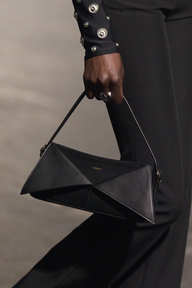 مجموعة Coperni لخريف 2024 ابتكارات جديدة في عالمي الموضة والتكنولوجيا 