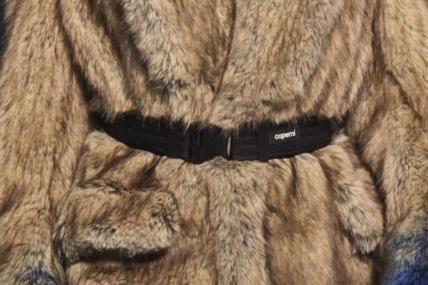 مجموعة Coperni لخريف 2024 ابتكارات جديدة في عالمي الموضة والتكنولوجيا 
