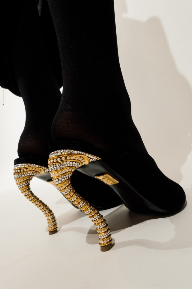 مجموعة Schiaparelli لخريف وشتاء 2024.. فخامة معتادة وعالم من الإبداع