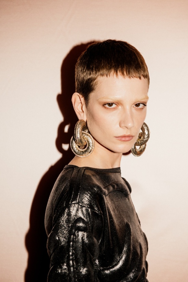 مجموعة Schiaparelli لخريف وشتاء 2024.. فخامة معتادة وعالم من الإبداع