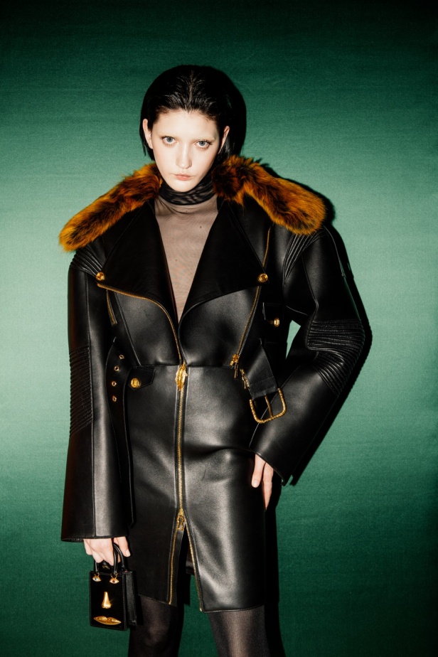 مجموعة Schiaparelli لخريف وشتاء 2024.. فخامة معتادة وعالم من الإبداع