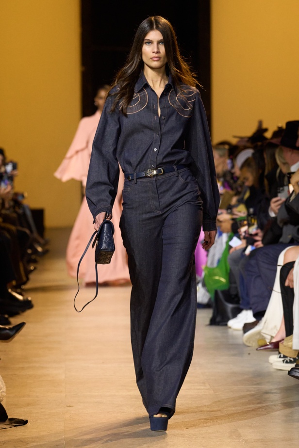 من موسيقى الروك وروح الغرب مجموعة ايلي صعب للألبسة الجاهزة