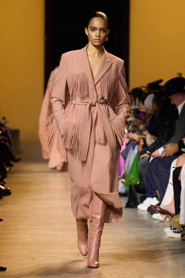 من موسيقى الروك وروح الغرب مجموعة ايلي صعب للألبسة الجاهزة