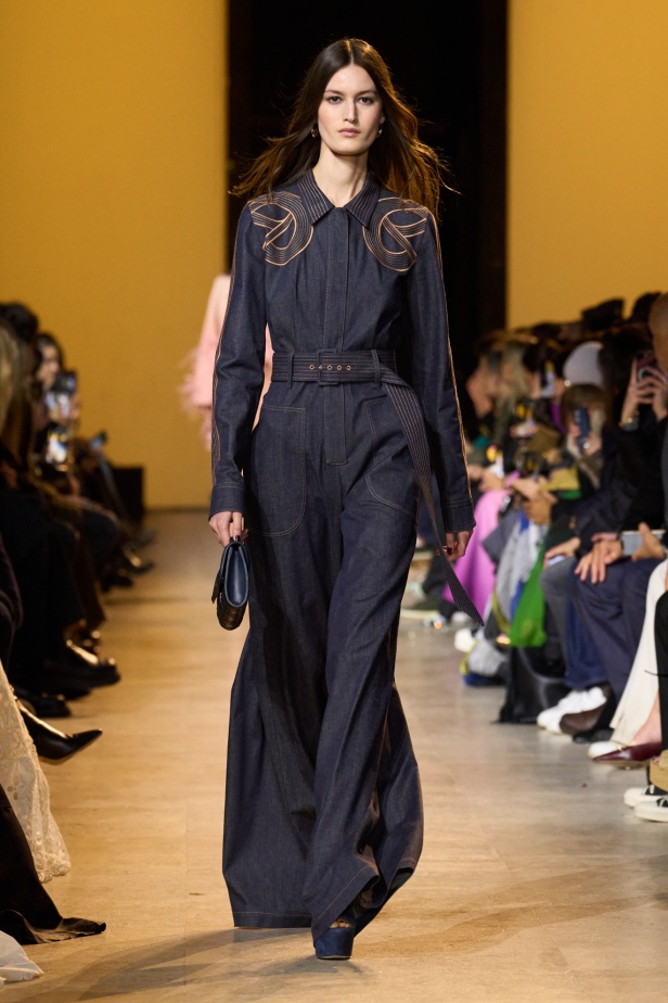 من موسيقى الروك وروح الغرب مجموعة ايلي صعب للألبسة الجاهزة