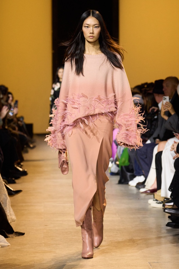 من موسيقى الروك وروح الغرب مجموعة ايلي صعب للألبسة الجاهزة