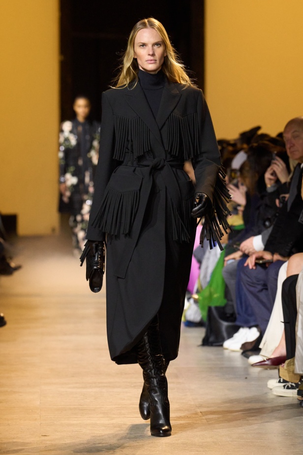 من موسيقى الروك وروح الغرب مجموعة ايلي صعب للألبسة الجاهزة