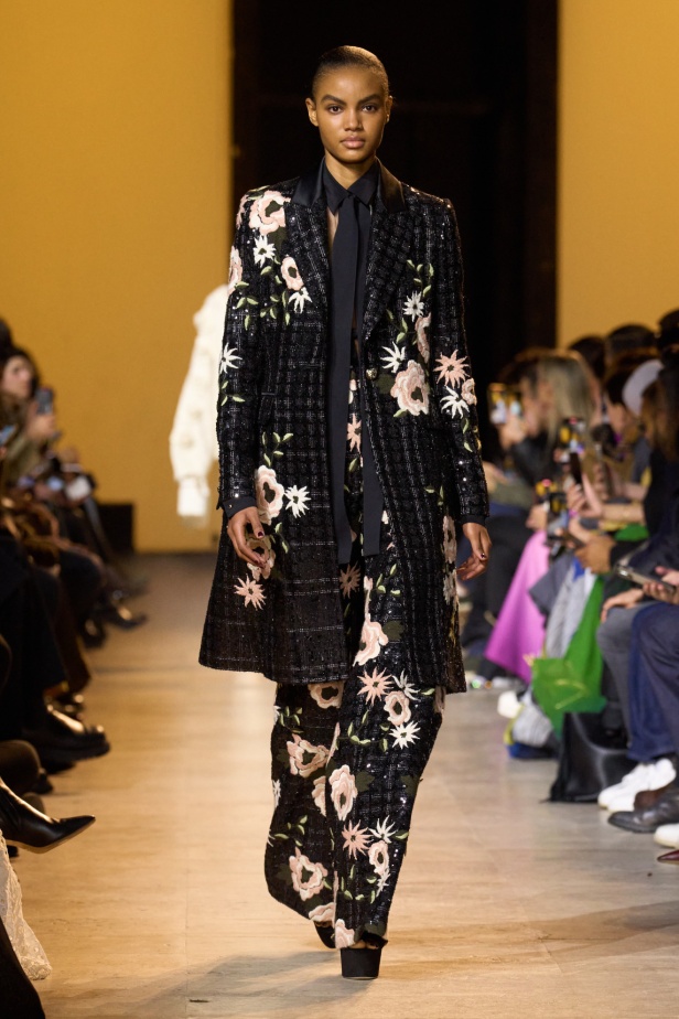 من موسيقى الروك وروح الغرب مجموعة ايلي صعب للألبسة الجاهزة