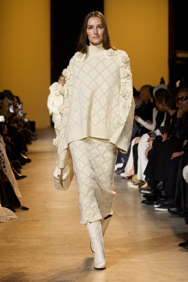 من موسيقى الروك وروح الغرب مجموعة ايلي صعب للألبسة الجاهزة