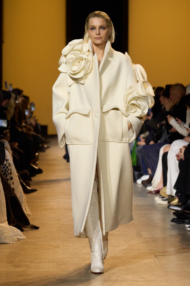 من موسيقى الروك وروح الغرب مجموعة ايلي صعب للألبسة الجاهزة