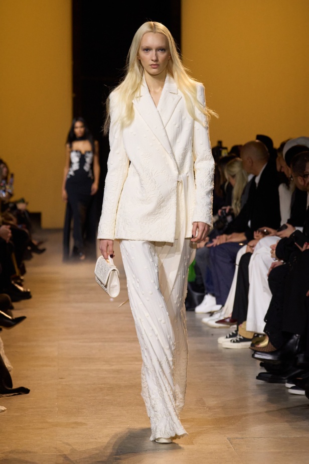 من موسيقى الروك وروح الغرب مجموعة ايلي صعب للألبسة الجاهزة