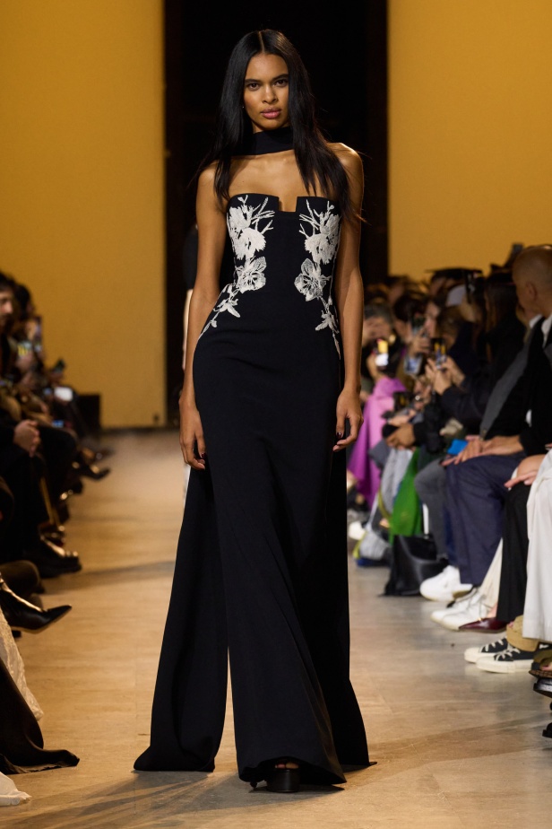 من موسيقى الروك وروح الغرب مجموعة ايلي صعب للألبسة الجاهزة