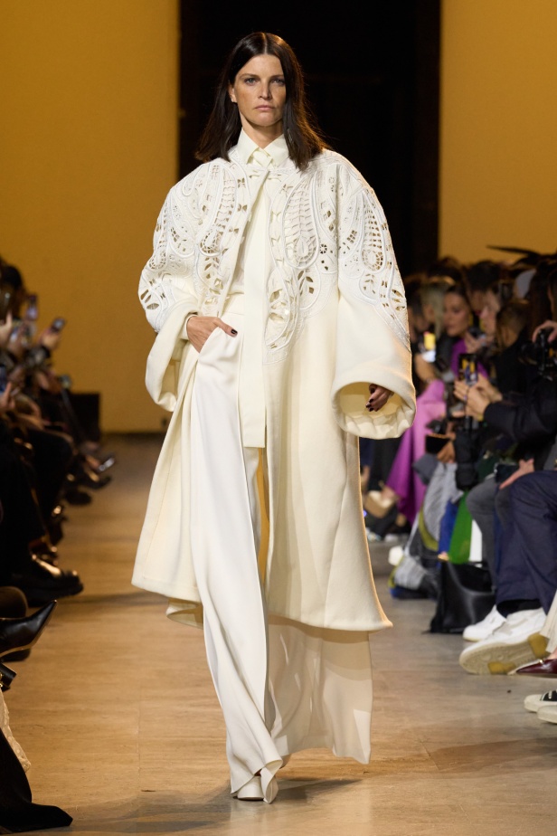 من موسيقى الروك وروح الغرب مجموعة ايلي صعب للألبسة الجاهزة