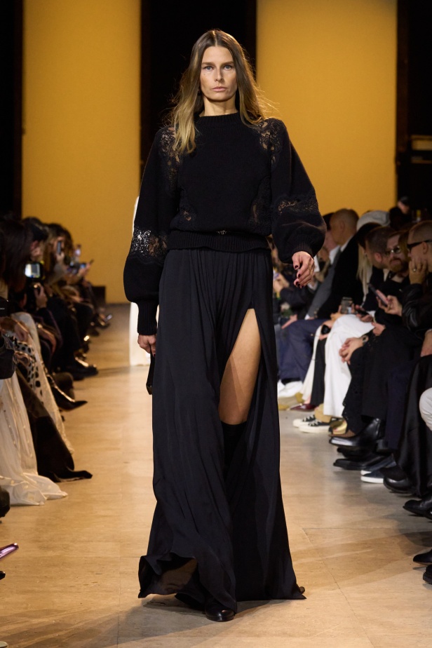 من موسيقى الروك وروح الغرب مجموعة ايلي صعب للألبسة الجاهزة