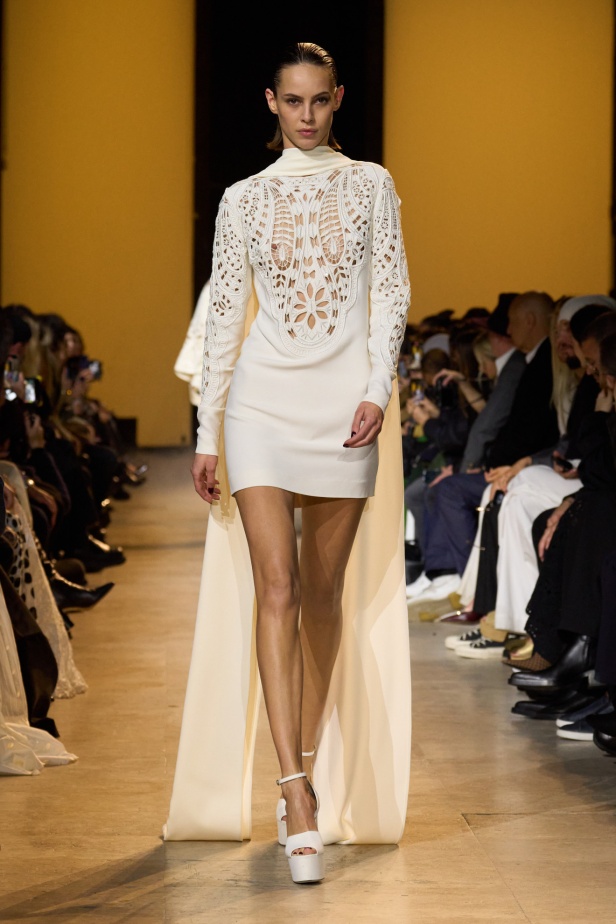 من موسيقى الروك وروح الغرب مجموعة ايلي صعب للألبسة الجاهزة