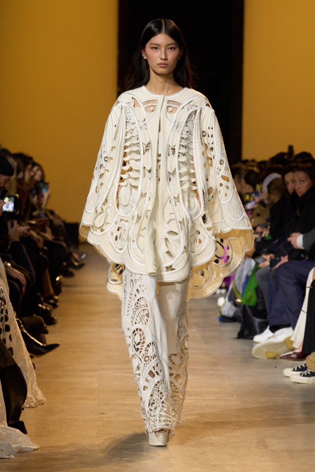 من موسيقى الروك وروح الغرب مجموعة ايلي صعب للألبسة الجاهزة