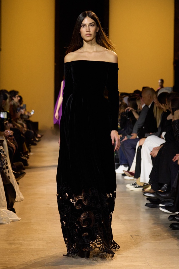 من موسيقى الروك وروح الغرب مجموعة ايلي صعب للألبسة الجاهزة