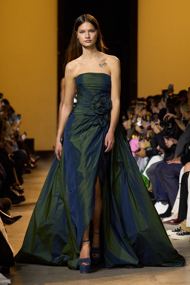 من موسيقى الروك وروح الغرب مجموعة ايلي صعب للألبسة الجاهزة