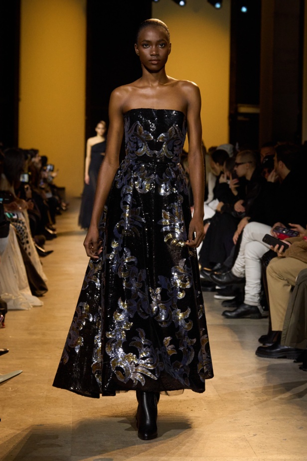 من موسيقى الروك وروح الغرب مجموعة ايلي صعب للألبسة الجاهزة