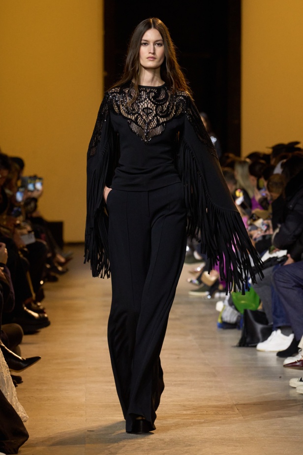 من موسيقى الروك وروح الغرب مجموعة ايلي صعب للألبسة الجاهزة