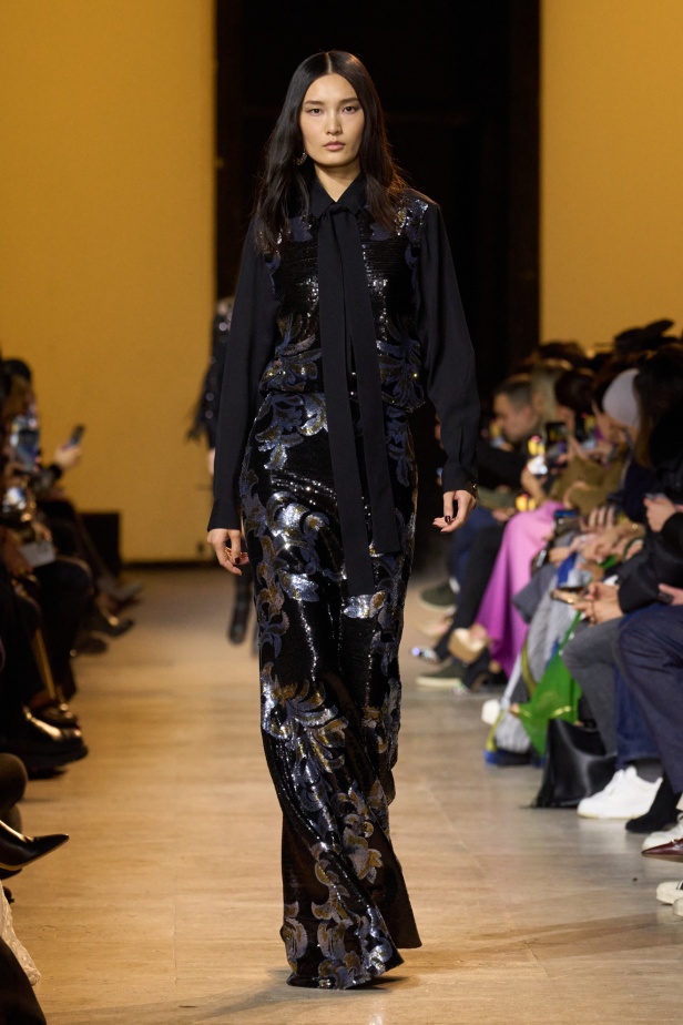 من موسيقى الروك وروح الغرب مجموعة ايلي صعب للألبسة الجاهزة