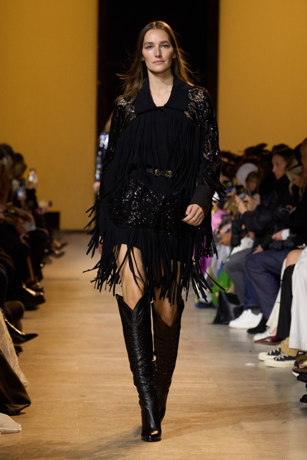 من موسيقى الروك وروح الغرب مجموعة ايلي صعب للألبسة الجاهزة