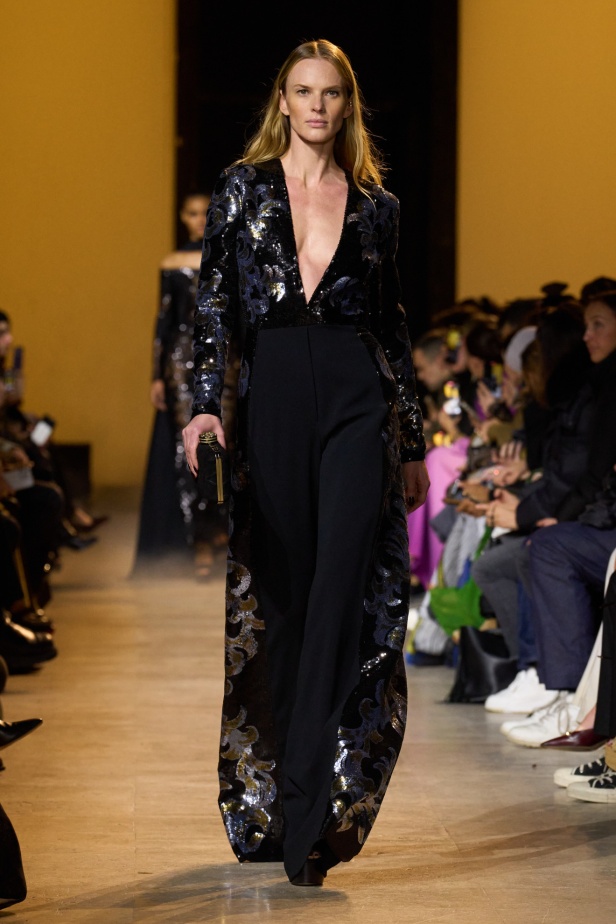 من موسيقى الروك وروح الغرب مجموعة ايلي صعب للألبسة الجاهزة