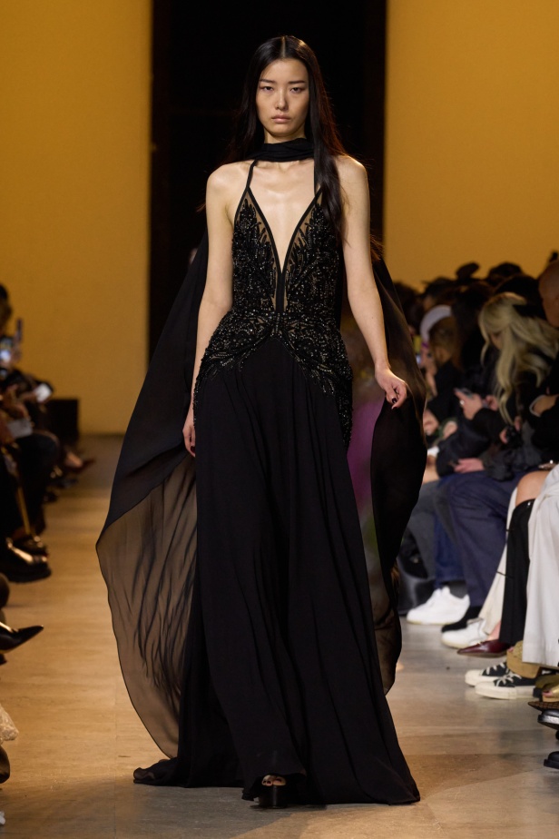 من موسيقى الروك وروح الغرب مجموعة ايلي صعب للألبسة الجاهزة