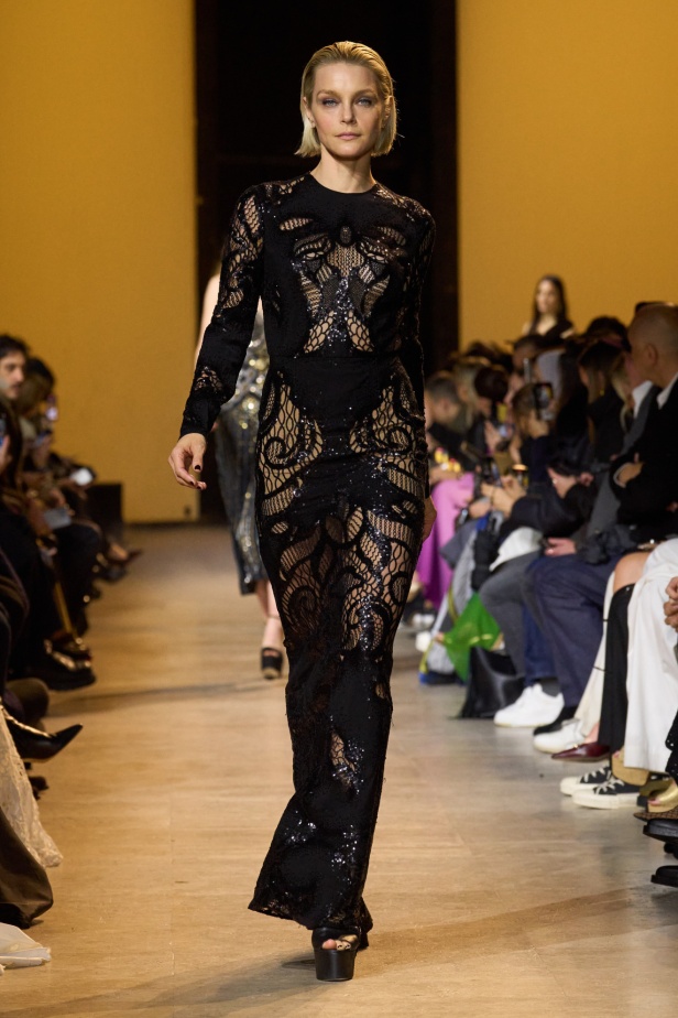 من موسيقى الروك وروح الغرب مجموعة ايلي صعب للألبسة الجاهزة