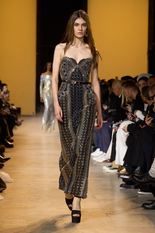 من موسيقى الروك وروح الغرب مجموعة ايلي صعب للألبسة الجاهزة