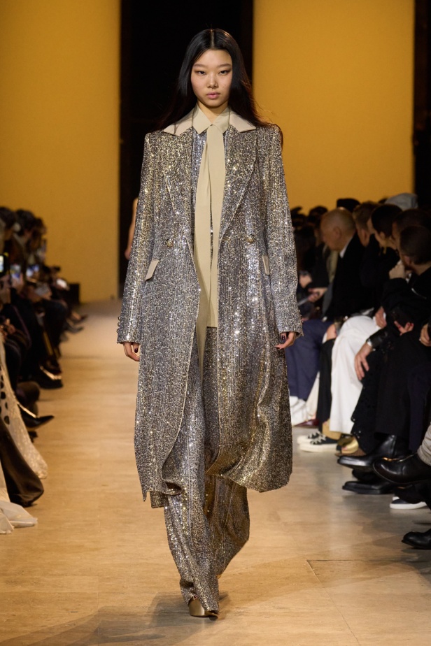 من موسيقى الروك وروح الغرب مجموعة ايلي صعب للألبسة الجاهزة