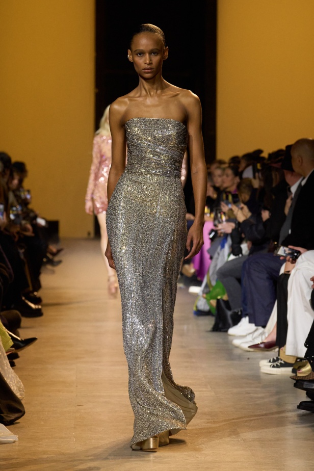 من موسيقى الروك وروح الغرب مجموعة ايلي صعب للألبسة الجاهزة