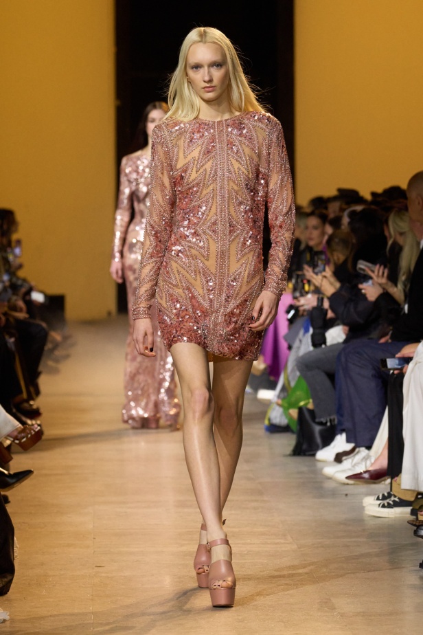 من موسيقى الروك وروح الغرب مجموعة ايلي صعب للألبسة الجاهزة