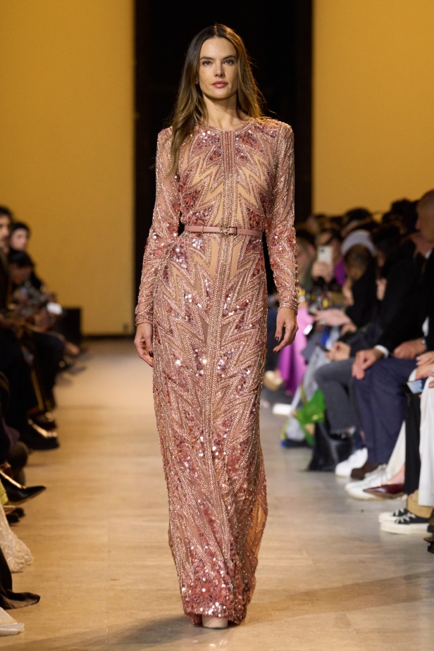 من موسيقى الروك وروح الغرب مجموعة ايلي صعب للألبسة الجاهزة