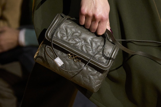 من موسيقى الروك وروح الغرب مجموعة ايلي صعب للألبسة الجاهزة