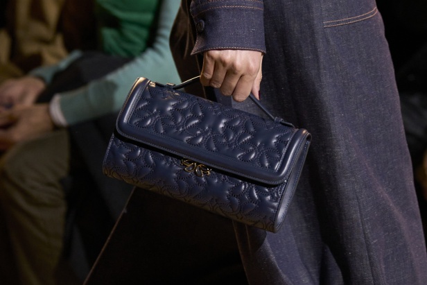 من موسيقى الروك وروح الغرب مجموعة ايلي صعب للألبسة الجاهزة