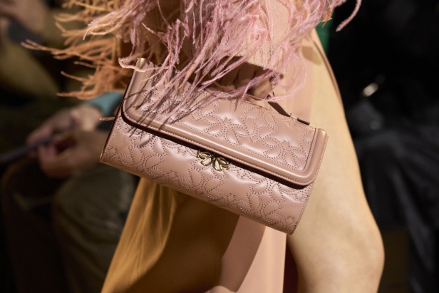 من موسيقى الروك وروح الغرب مجموعة ايلي صعب للألبسة الجاهزة