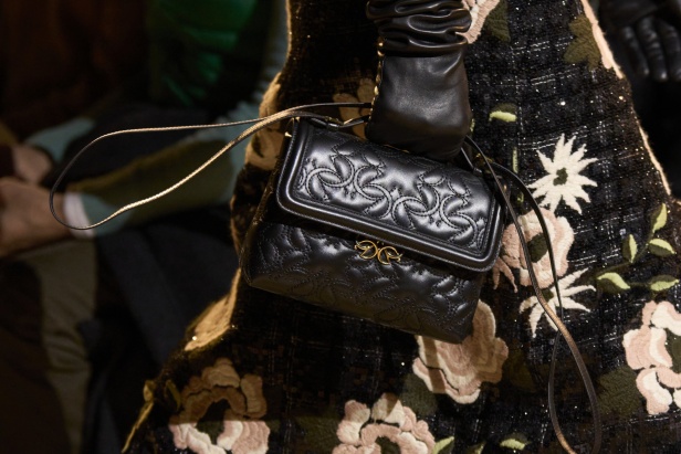 من موسيقى الروك وروح الغرب مجموعة ايلي صعب للألبسة الجاهزة