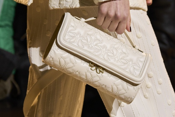 من موسيقى الروك وروح الغرب مجموعة ايلي صعب للألبسة الجاهزة