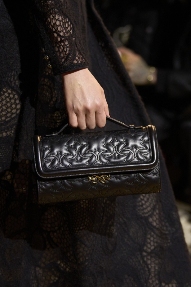 من موسيقى الروك وروح الغرب مجموعة ايلي صعب للألبسة الجاهزة