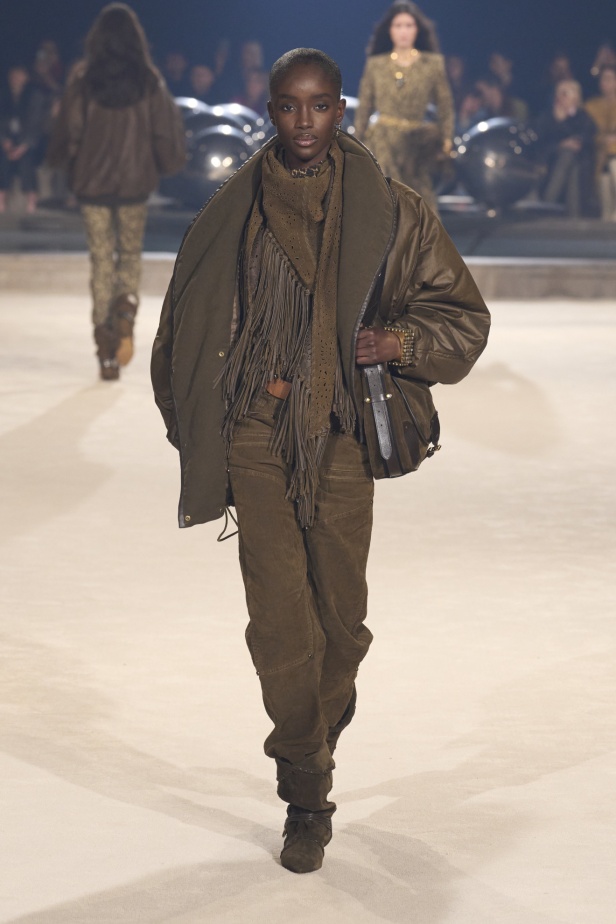 مجموعة Isabel Marant لخريف وشتاء 2024 بين النمط البوهيمي والإحساس الغربي